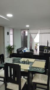 een woonkamer met een tafel en stoelen en een bank bij Hermoso Apartamento en Circasia, Quindío. in Circasia