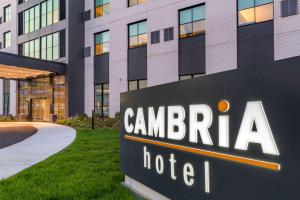 Cambria Hotel New Haven University Area في نيو هافن: علامة الفندق أمام المبنى