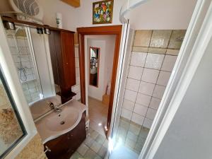 uma casa de banho com um lavatório e um chuveiro em Corte Giuggiola em Tricase