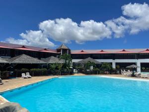 ein großer Pool vor einem Resort in der Unterkunft NIKOTOU - Manganao in Saint-François