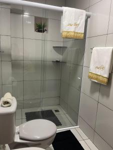 北茹阿泽鲁Flat JK 201的带淋浴、卫生间和毛巾的浴室