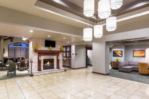 eine Lobby mit einem Kamin und einem Wohnzimmer in der Unterkunft Residence Inn by Marriott Oklahoma City Downtown/Bricktown in Oklahoma City