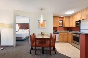 cocina con mesa y sillas en una habitación en Residence Inn by Marriott Oklahoma City Downtown/Bricktown, en Oklahoma City