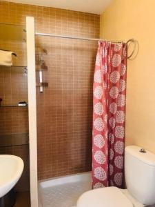 ein Bad mit einer Dusche, einem WC und einem Waschbecken in der Unterkunft Duplex Las Torres La Barrosa 4 Bedrooms By Chiclana Dreams - A 750 m de la playa in Chiclana de la Frontera