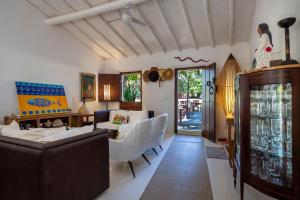 a living room with a couch and a table at Pousada Hospedaria do Quadrado in Trancoso