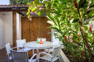 una mesa y sillas en un patio en Pousada Hospedaria do Quadrado, en Trancoso