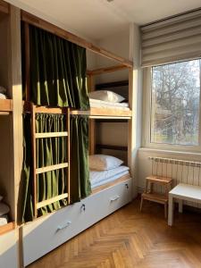 เตียงในห้องที่ Cabbage Hostel
