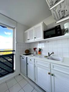 Kuchyň nebo kuchyňský kout v ubytování Appartement vue mer
