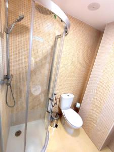 ein Badezimmer mit Dusche, Toilette und Waschbecken in der Unterkunft Apartamentos Js Sol Rastro in Úbeda + 11 Fotos