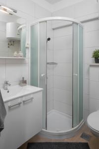 een badkamer met een glazen douche, een wastafel en een toilet bij Apartments with a parking space Rabac, Labin - 9670 in Rabac