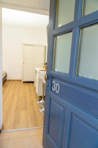 Una puerta azul en una habitación con lavabo en Alexandra's House, en Verona