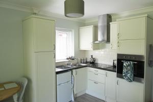 Η κουζίνα ή μικρή κουζίνα στο Luxury Self Catering with Cosy Cabin & Sauna in Colchester