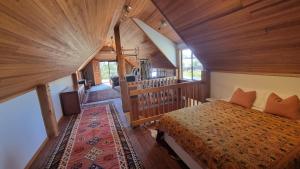 ein Schlafzimmer mit einem Bett in einem Zimmer in der Unterkunft The Stables - Farm Stay in Strath Creek