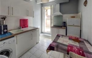 Kuchyňa alebo kuchynka v ubytovaní Lovely Apartment In Balaruc-Les-Bains