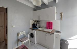 Kuchyň nebo kuchyňský kout v ubytování 2 Bedroom Cozy Apartment In Balaruc-les-bains