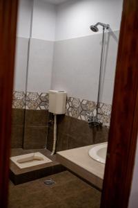 y baño con aseo y lavamanos. en Regal Residency en Rawalpindi