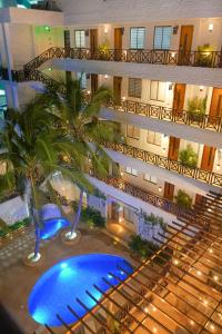 una vista aérea de un edificio con piscina en HOTEL KARAYA DIVE RESORT, en Santa Marta