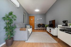 sala de estar con sofá y mesa en Vista Mar - Resort Carioca - WIFI 500Mb, en Río de Janeiro