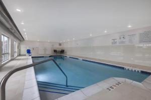 - une grande piscine dans un bâtiment dans l'établissement Holiday Inn Express & Suites - Brighton, an IHG Hotel, à Brighton