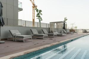 Bazén v ubytování Cozy 1bdr 10' from Burj Khalifa nebo v jeho okolí