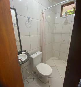 uma casa de banho branca com um WC e um lavatório em Pousada Numei de Jeri em Jericoacoara