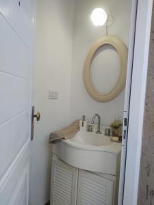 un bagno con lavandino e specchio di El Mirador de los Manantiales a Villa Parque Síquiman