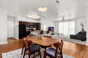 Η κουζίνα ή μικρή κουζίνα στο The Selena: Riverwalk Loft