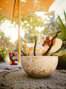 uma tigela de comida sentada numa mesa em Cabañas Playa Condesa em Tulum