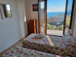 1 Schlafzimmer mit 2 Betten und einem Fenster mit Aussicht in der Unterkunft Via Pasquale Testa in Formia