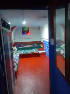 Pokój z dwoma łóżkami i telewizorem na ścianie w obiekcie CHEZ HASSANE BIKHIR w mieście Zaouia Sidi Ouaggag