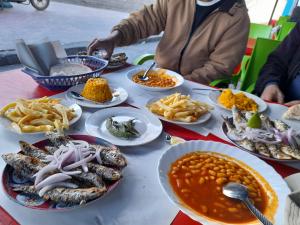 una mesa llena de platos de comida en una mesa en CHEZ HASSANE BIKHIR, en Zaouia Sidi Ouaggag