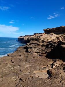 - une vue sur l'océan depuis une falaise rocheuse dans l'établissement CHEZ HASSANE BIKHIR, à Zaouia Sidi Ouaggag