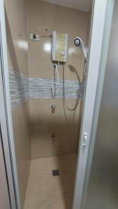 y baño con ducha con cabezal de ducha. en Aussie Inn Baguio City Direct en Baguio