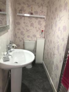 Upper BaybleにあるTwo Chimneysのバスルーム(白い洗面台、トイレ付)