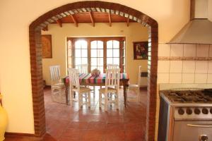 cocina y comedor con mesa y sillas en La Casa Nostra en Río Cuarto