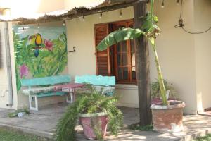 リオ・クアルトにあるLa Casa Nostraのテーブルと椅子と絵画のある家