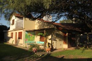 a white house with a painting on the side of it at La Casa Nostra in Río Cuarto