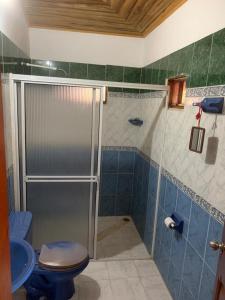 y baño con ducha, aseo y lavamanos. en HOSTAL ESPERANZA en Palomino