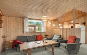 sala de estar con mesa y 2 sofás en Pet Friendly Home In Hadsund With Wifi en Haslevgårde