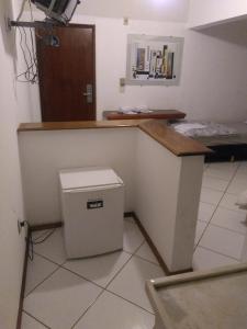 a kitchen with a counter and a trash can at Vila Chale in Bauru