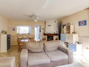 uma sala de estar com um sofá e uma cozinha em Maison Biscarrosse Plage, 4 pièces, 6 personnes - FR-1-521-150 em Biscarrosse