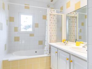 ein Badezimmer mit Badewanne, Waschbecken und Dusche in der Unterkunft Villa avec piscine privée, jardin clôturé et WIFI à Biscarrosse - Idéale pour 6 personnes - FR-1-521-192 in Biscarrosse + 4 Fotos