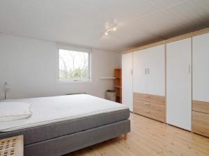 ein Schlafzimmer mit einem großen Bett und einem Fenster in der Unterkunft Holiday home Gilleleje XCV in Gilleleje