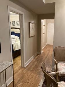 Habitación con dormitorio con cama y espejo. en Pineapple House, Cozy Garden Apartment, City Center! Marble-Tiled Bathroom! FREE parking!, en Denver