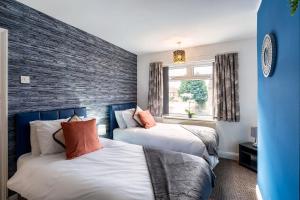 duas camas num quarto com uma parede de tijolos em Family & Contractors & Free Parking & Airport Location em Doncaster