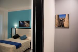 Postel nebo postele na pokoji v ubytování Capital Suite
