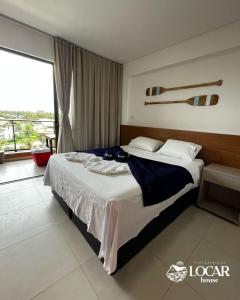 sypialnia z łóżkiem i dużym oknem w obiekcie Eco Resort Praia dos Carneiros - Flats & Bangalô - LocarHouse w mieście Praia dos Carneiros