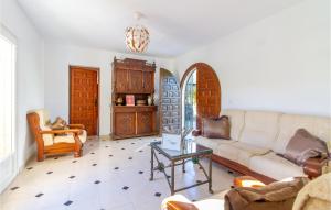 uma sala de estar com um sofá e uma mesa em Nice Apartment In Torrevieja With Wifi em Torrevieja