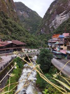 una ciudad con un río junto a una montaña en Amakonkay Machupicchu en Machu Picchu