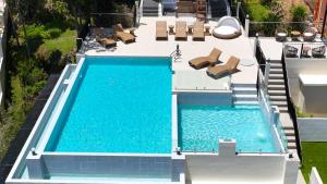 Bazén v ubytování Cebu One Tectona Resort Hotel nebo v jeho okolí